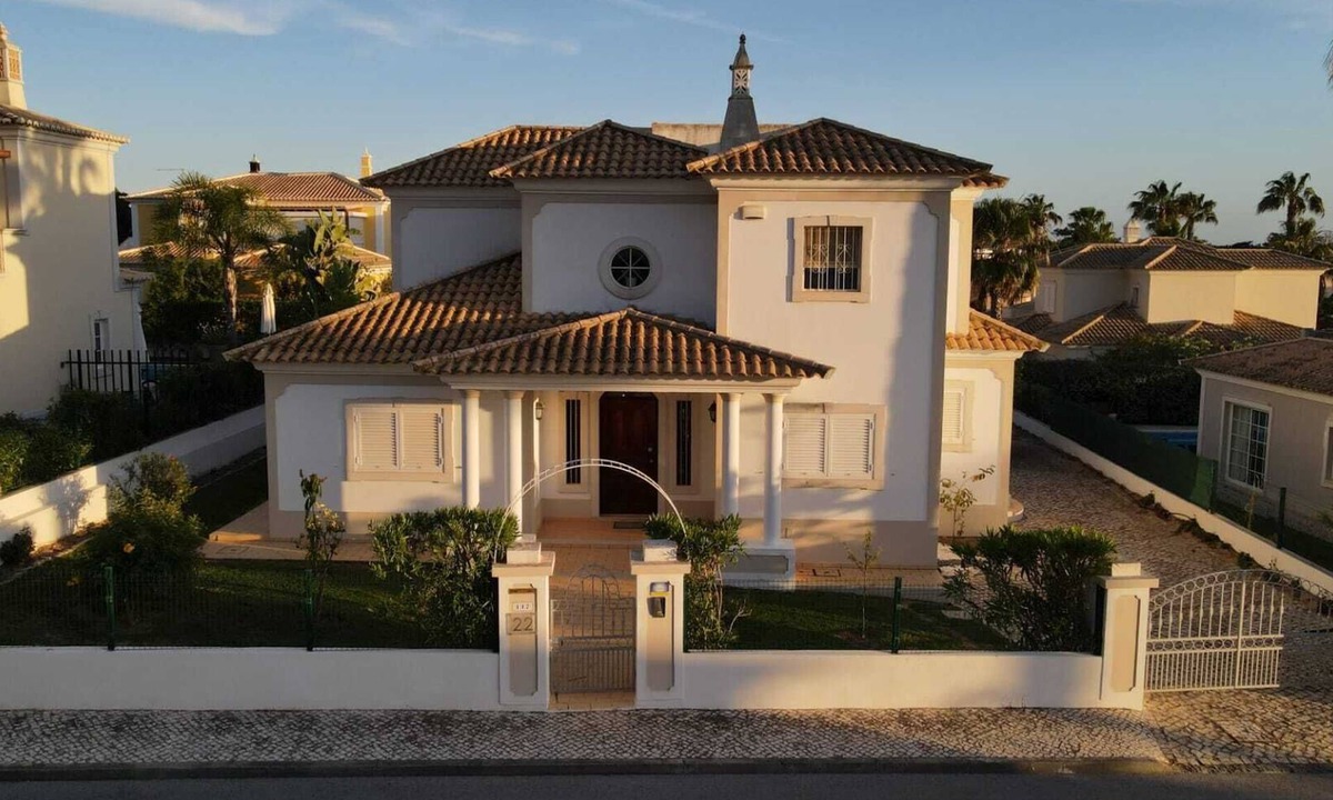 Vale do Garrao Villa | Modern villa with heated pool near the beach and golf course