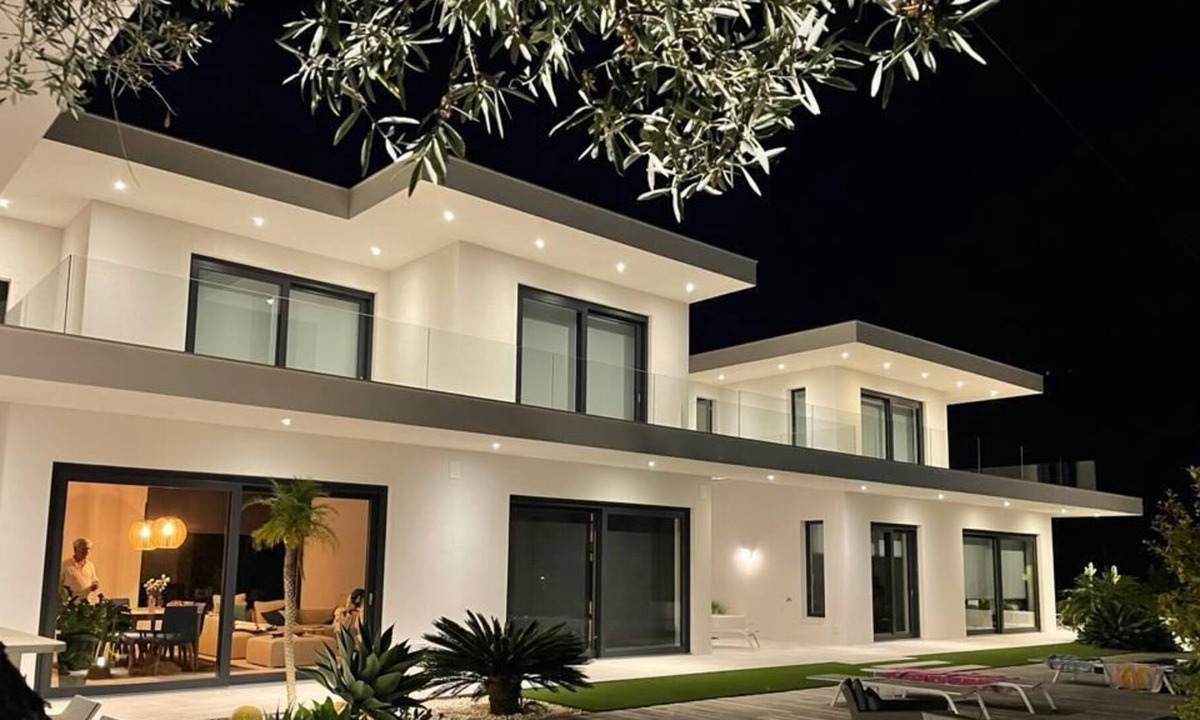 Estombar Villa | Next to beautiful Algarve beaches, golf courses, restaurants and amenities.