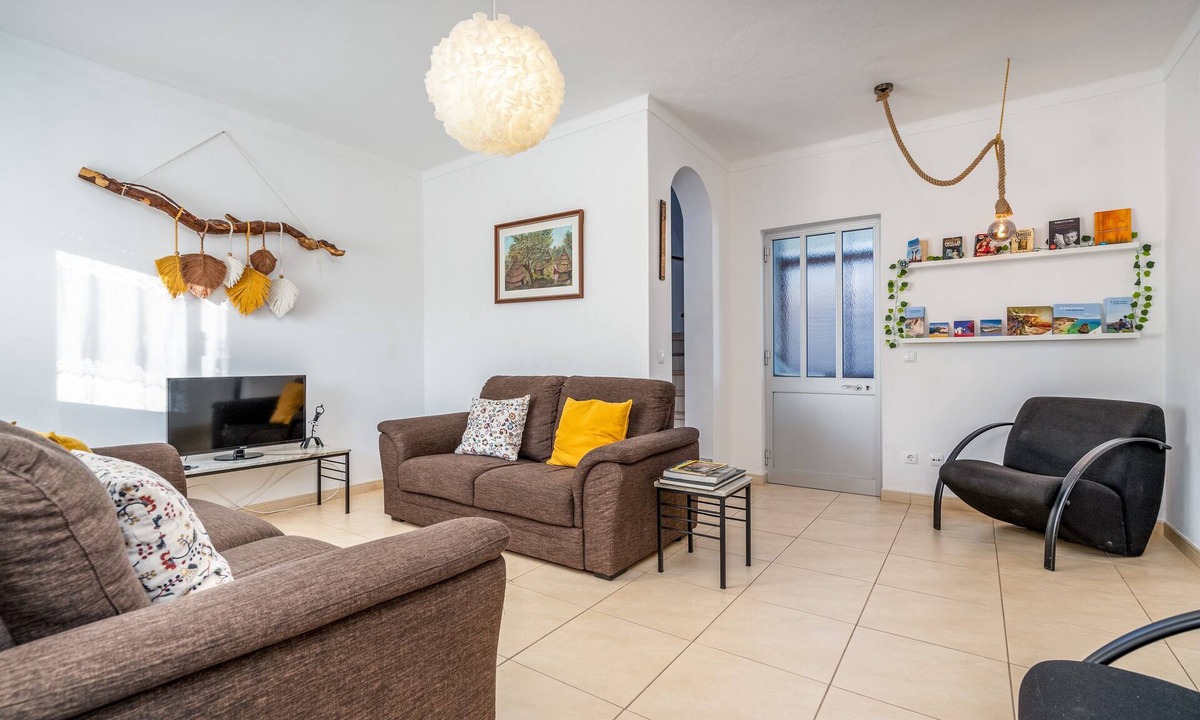 Ferragudo House | Pet-Friendly Holiday Home 'Casa Quintião' with Wi-Fi