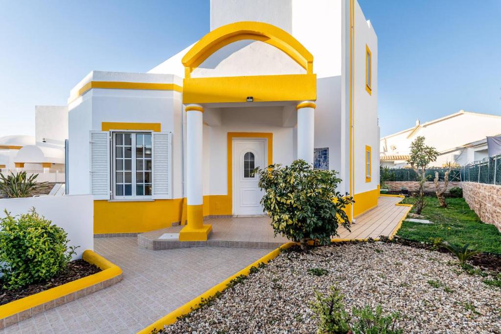 Castelo Villa | Pet-Friendly with Private Pool Close to the Beach