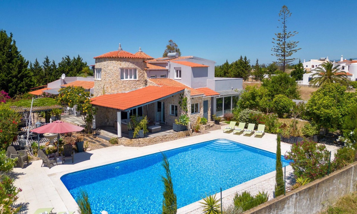 Caramujeira Villa | Quinta Delsy - 5 Bed Villa With Pool Near Praia da Marinha