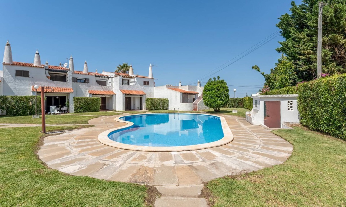 Alporchinhos Apartment | Retiro T2 c/Piscina em Porches por Lovelystay