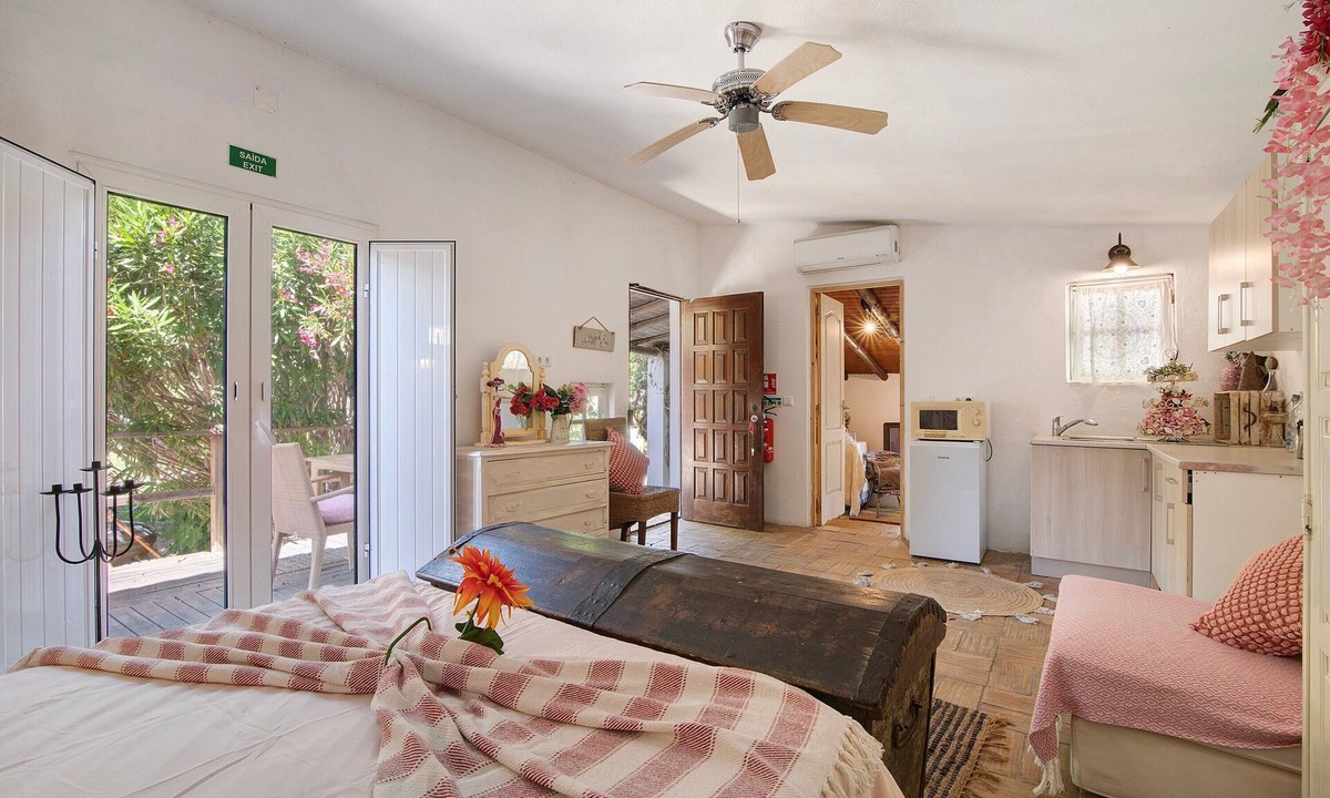 Loule Apartment | Room 'Casa De Mondo - Pink' with Shared Pool, Wi-Fi and Air Conditioning