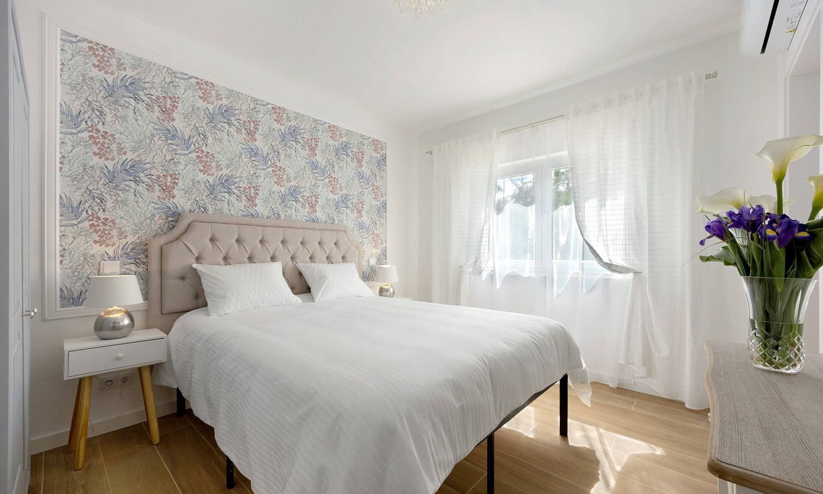 Montes de Alvor Apartment | Room 'Mar - Standard' with Shared Pool, Wi-Fi and Air Conditioning