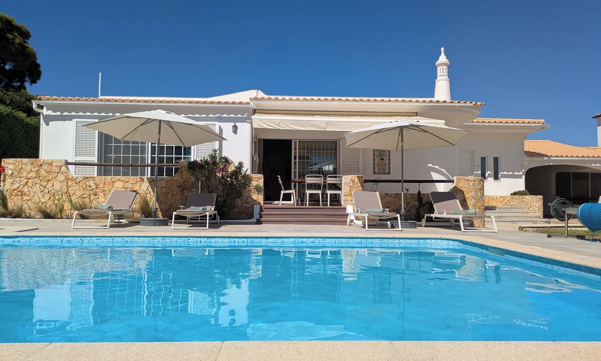 Olhos D'Agua Villa | Ruime Villa van 280m2 met Zwembad in Olhos D'agua