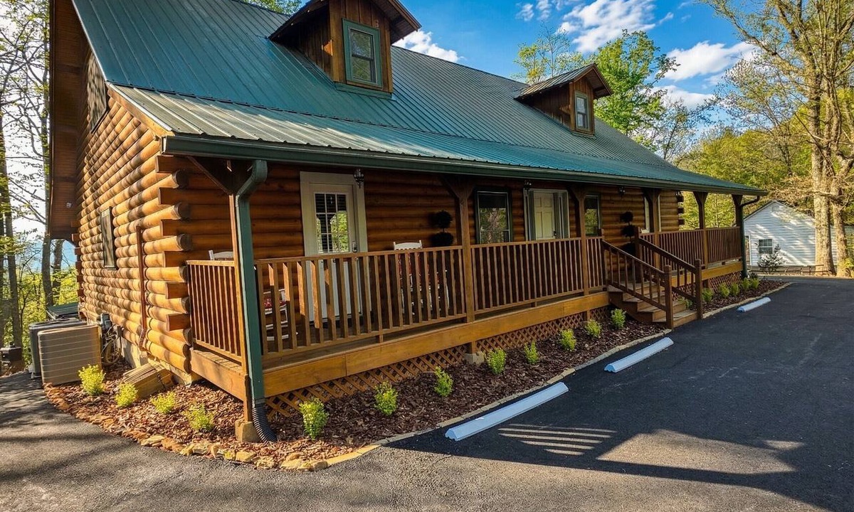 Dahlonega Hotel | Rustic Luxury at its finest- Individual Rooms, Suites, & Cabins or book it all!