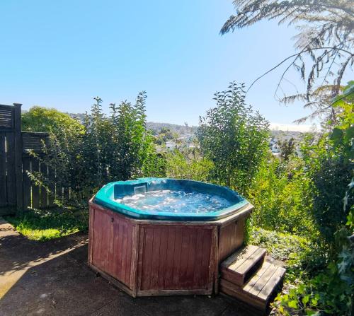Glenfield Villa | Spa Retreat Spacious 7 BRS 3 Baths Movie Lounge nice Garden with Parking