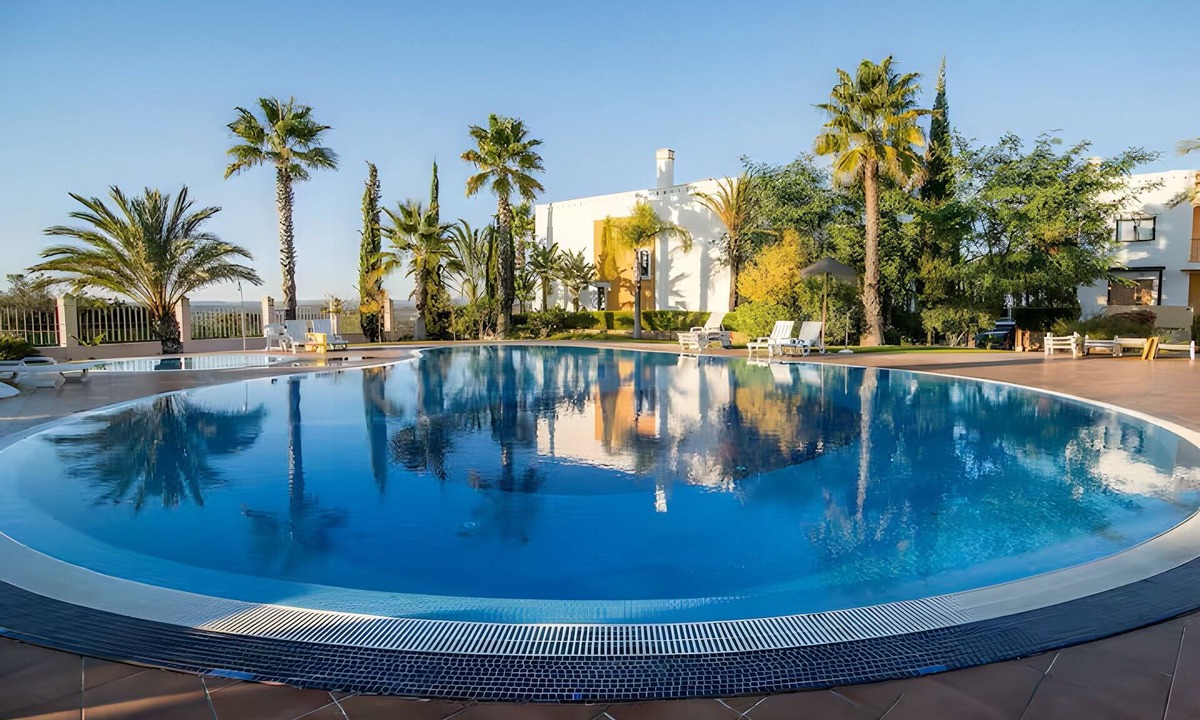 Penina House | Spacious family 3BR Townhouse with Terrace & Pool