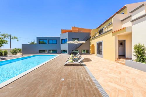 Olhao House | Spacious house with sea view in Quelfes, shared pool