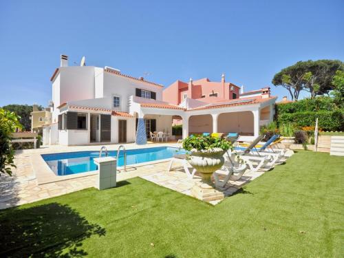Quarteira House | Spacious villa with private pool
