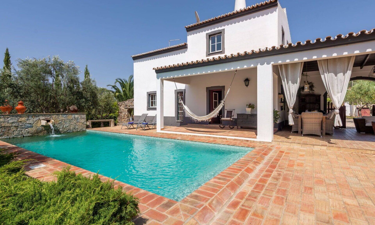 Campina House | Stunning private villa for 6 guests with WIFI, private pool, TV and terrace