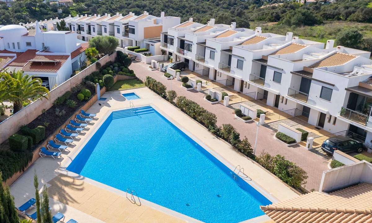 Cerro de Aguia Ski Chalet | Townhouse w/Pool and BBQ in Albufeira
