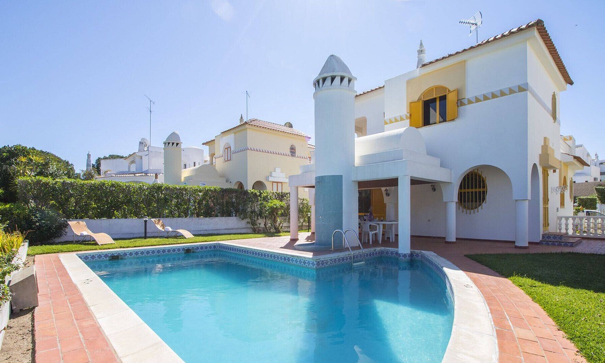 Quarteira Villa | Villa Alda | 4 Bedrooms with Pool | Old Village | Vilamoura