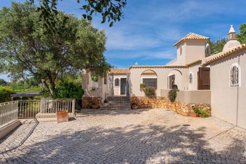 Cerro do Mocho Villa | Villa Algarve 4 Ensuite Bedrooms, Private Swimming Pool, Beautiful Gardens with water features and natural Bio Pool