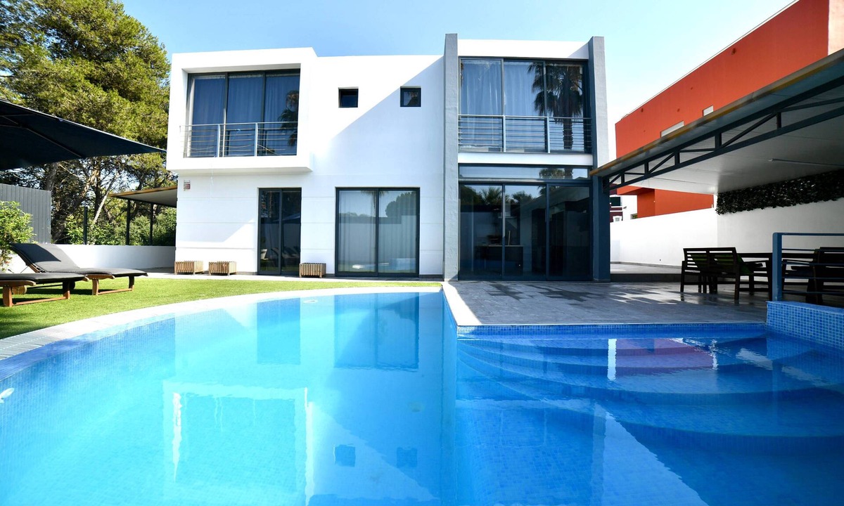 Portimao Villa | Villa Alvor T4 - Private Pool - Steps to Beach