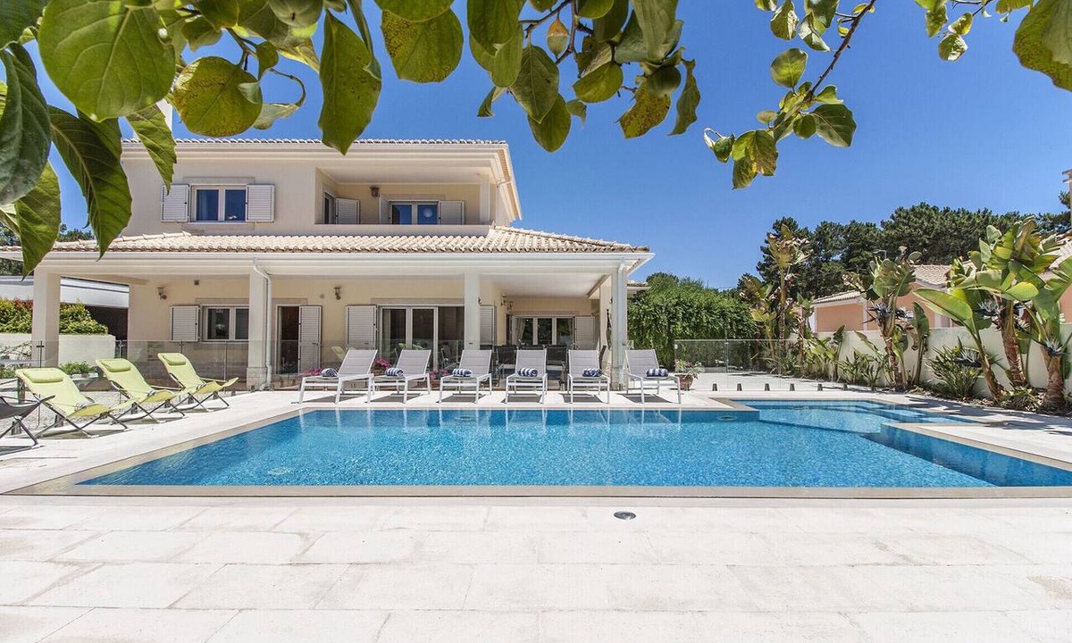 Verdizela Villa | Villa Amendoa - Modern 5-bedroom child-friendly holiday villa near Fonte da Telha beach, with a fenced private swimming pool, BBQ, and table tennis