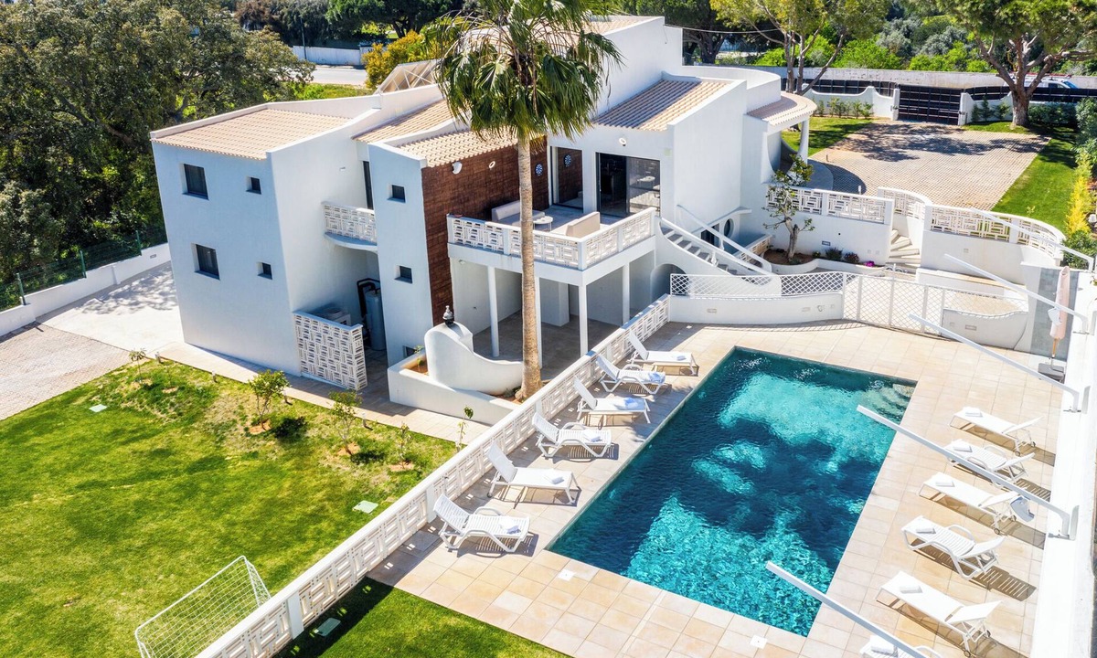 Porches Villa | Villa "Belo Horizonte" with Private Pool, Garden & Wi-Fi