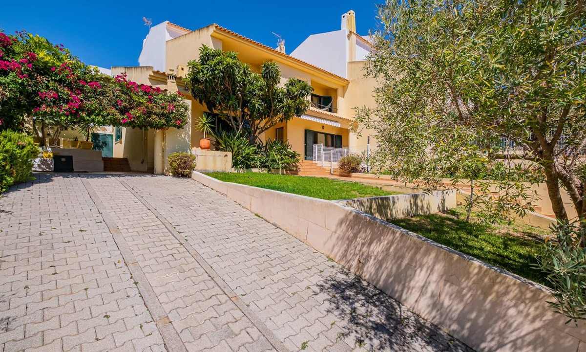 Urbanizacao dos Calicos Villa | Villa Carela - Private, fenced off pool