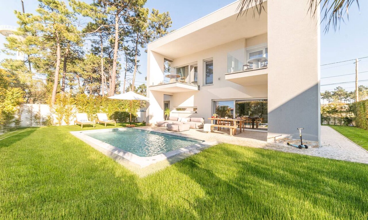 Charneca de Caparica e Sobreda Villa | Villa Ceyda - Contemporary vacation villa a few minutes from the best beaches in Portugal with private pool & close to Lisbon