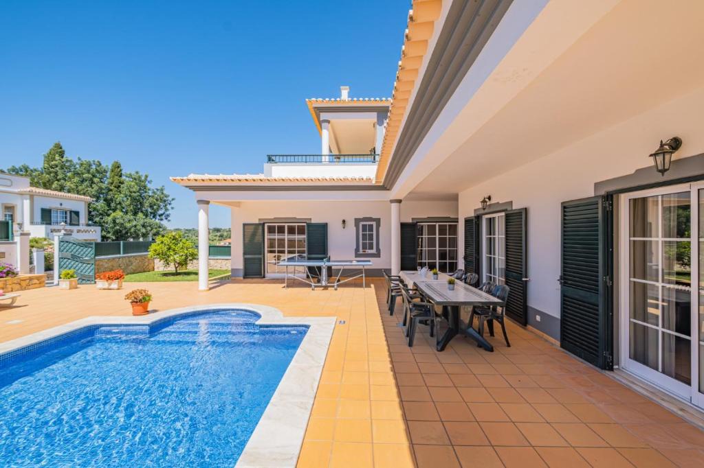 Guia Villa | Villa Isa - Pool - AC - WIFI - BY BEDZY