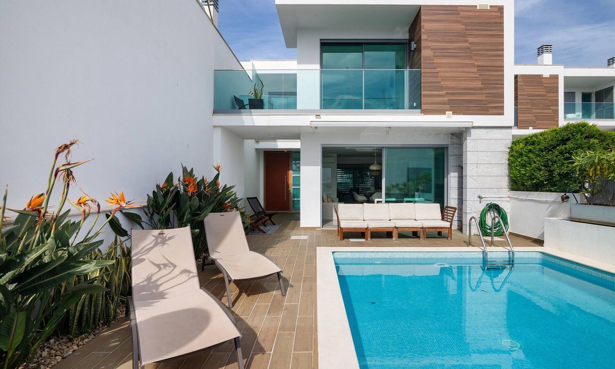 Correeira Villa | Villa 'Meluna' with Balcony, Wi-Fi and Air Conditioning