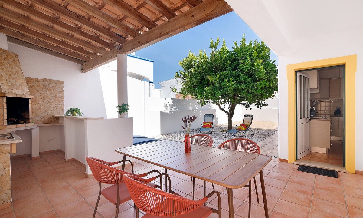 Quelfes Villa | Villa 'Modern in Olhao' with Mountain View, Wi-Fi and Air Conditioning