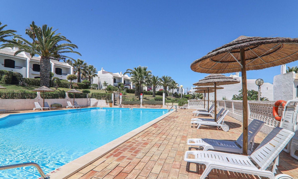 Alporchinhos Villa | Villa 'Mourisca' with Shared Pool, Private Garden and Wi-Fi