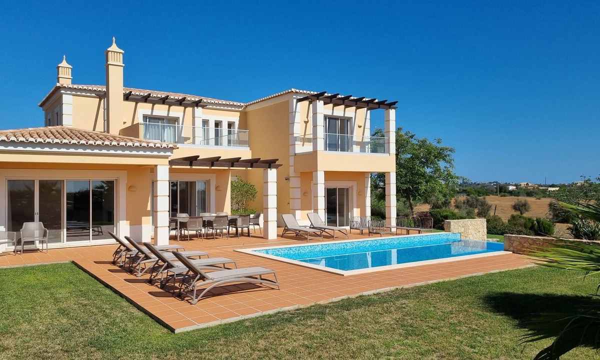 Estombar Villa | Villa "Pestana Golf Resort - Moradia 303" with Private Pool, 2 Balconies & Wi-Fi