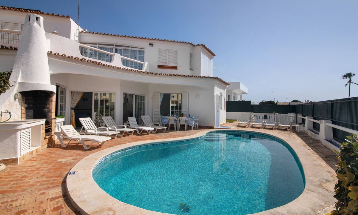 Montechoro Villa | Villa 'Rebelo' with Private Pool, Private Garden and Wi-Fi