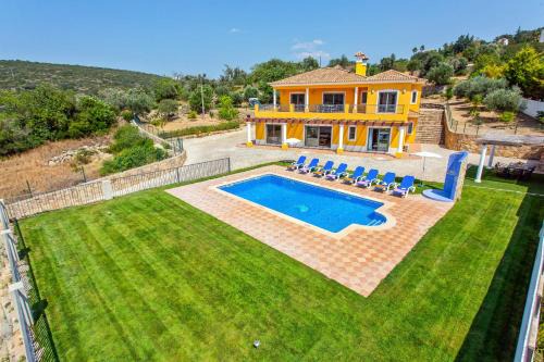 Sao Clemente Villa | Villa Ribeiro Tomas by Villa Plus