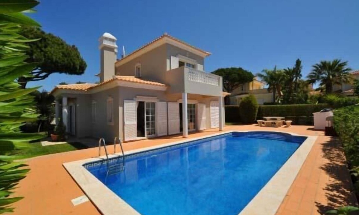 Vale do Garrao Villa | Villa Sunflower is a four bedroom villa for holiday rental located in Varandas do Lago in the Algarve. Varandas do Lago lies between Vale do Lobo and Quinta do Lago close to Ancao beach.