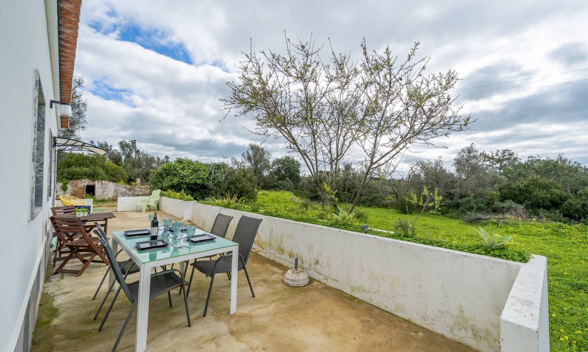 Caramujeira Villa | Villa 'Sunrise' with Private Terrace, Private Garden and Wi-Fi