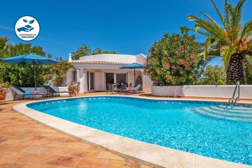 Monte Raposo Villa | Villa Sunshine - Escapadinha tranquila com piscina e BBQ em Armação de Pêra
