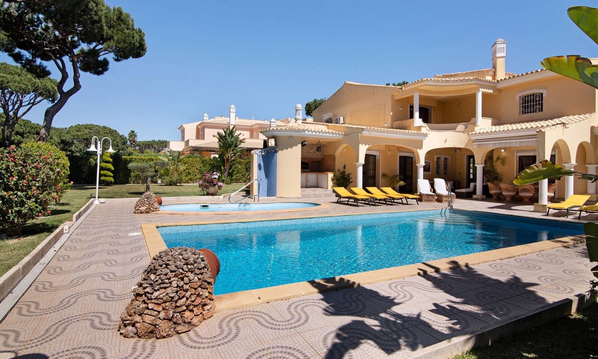 Quarteira Villa | Villa 'V4 Galeão Vilamoura' with Private Pool, Wi-Fi and Air Conditioning