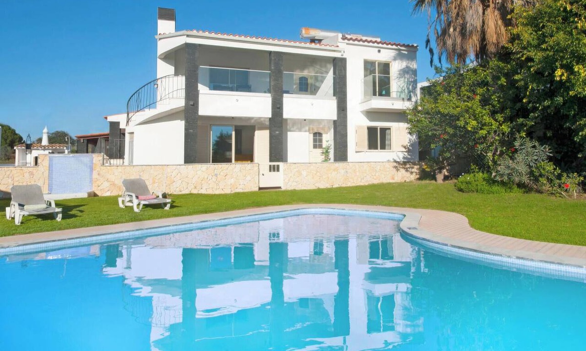 Branqueira Villa | Villa w/heatable pool, BBQ & private annexes