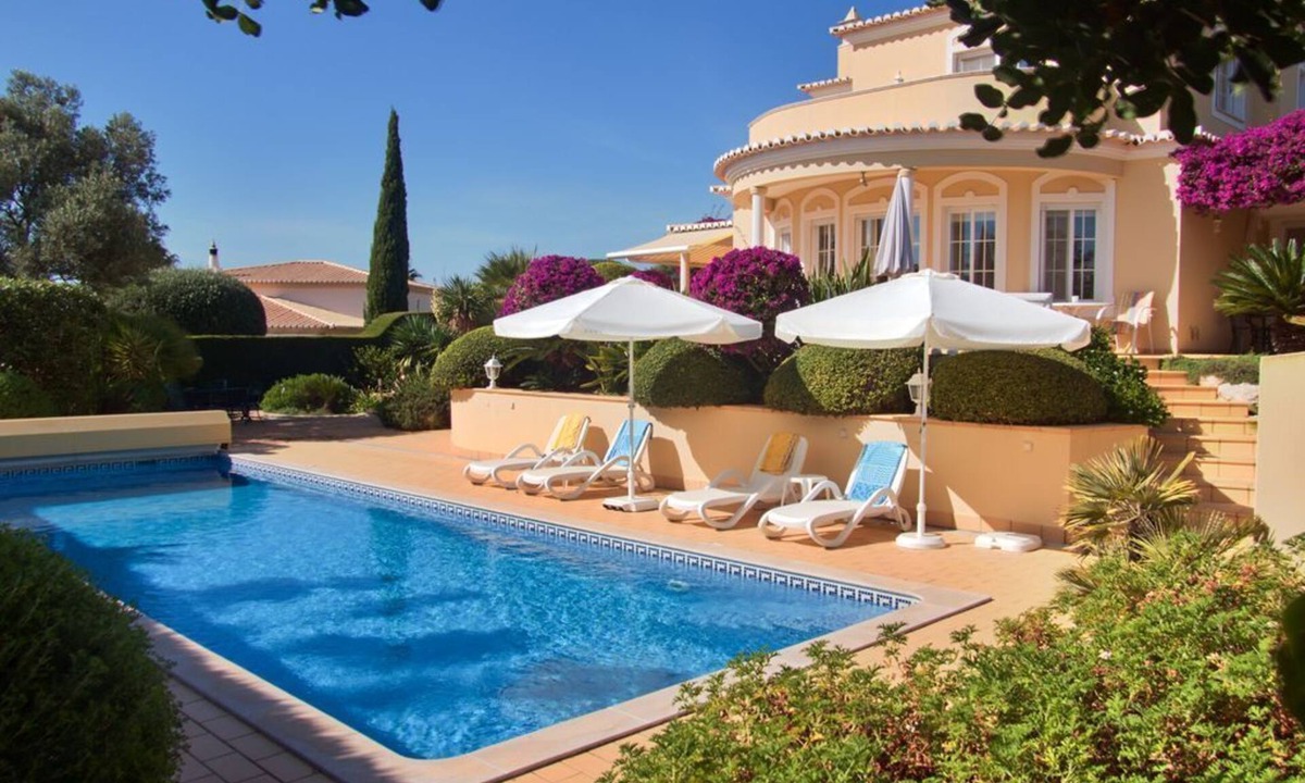 Estombar Villa | Villa with heated pool in an oasis of peace between Carvoeiro and Ferragudo.