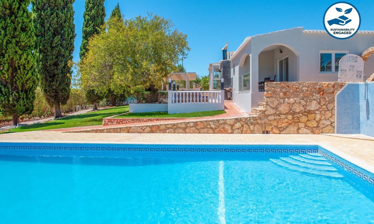 Lagoa e Carvoeiro Villa | Villa with jacuzzi and BBQ in Lagoa