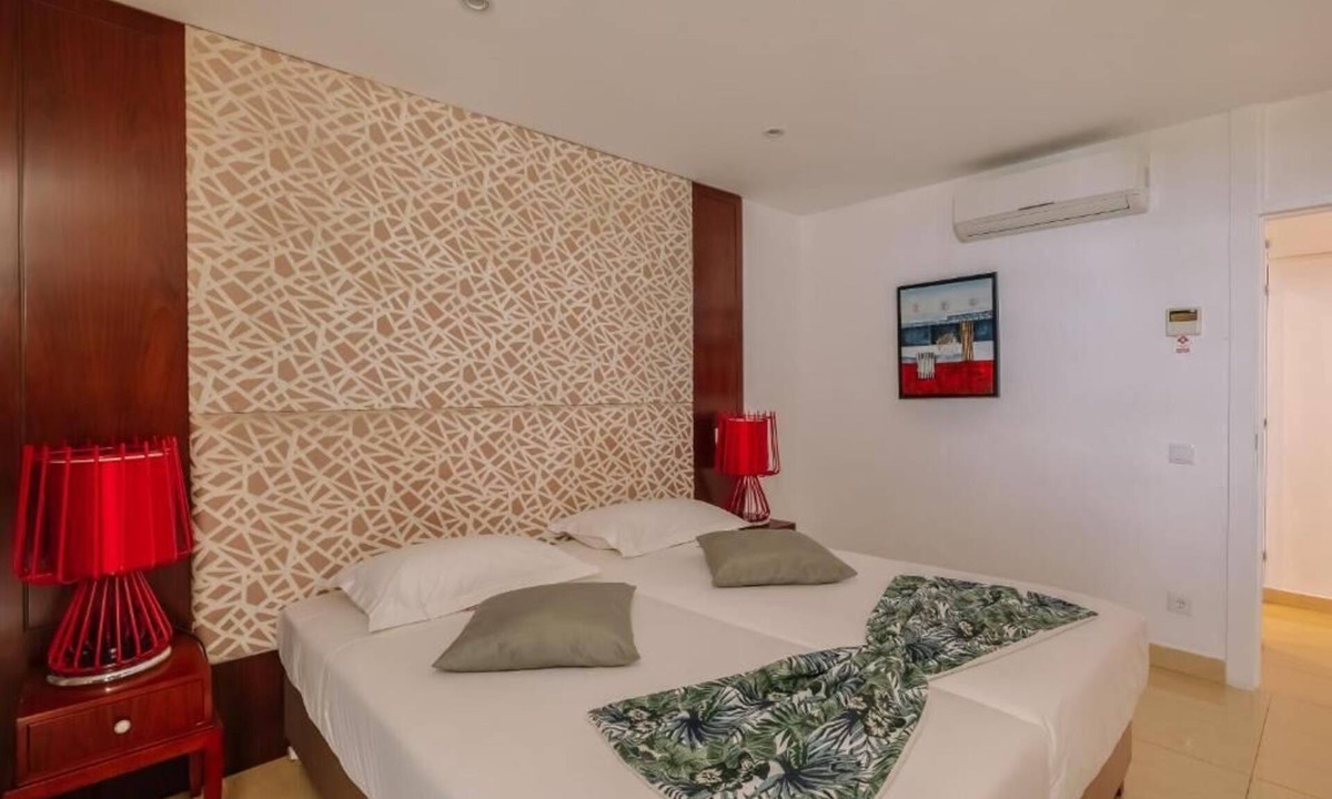 Santa Eulalia Hotel | Walk to the beach: Seaside Haven in Praia da Oura! Pool, Free Parking!