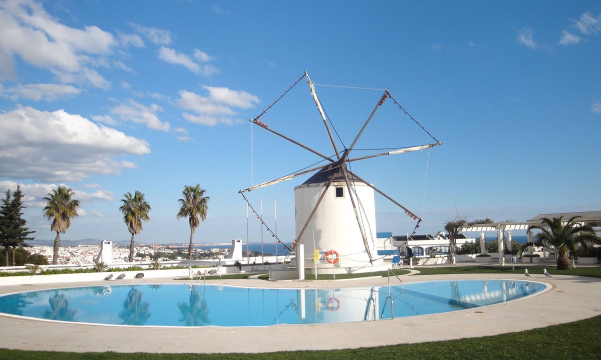 Calicos Apartment | Windmill Hill 2 bed modern apartment with Wifi and Air Con in lounge