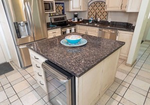 Casa Campeche-Sleeps 8/Pool/4 min walk to Beach in South Padre Island