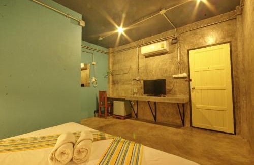 Khuekkhak Hostel | Seabox Khaolak Hostel