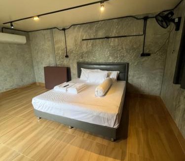 Chumphon Villa | บ้านสวนริมน้ำยางยวนโฮมลอดจ์พูลวิลล่า