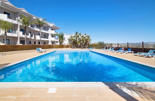 Vale de Carro Apartment | 1-Bedroom Apartment Quinta do Pinheiro Residence with A/C, Pool & Wi-Fi