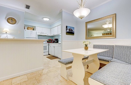 Demere Park Condo | 1BR Ground Floor Condo with Screened-in Porch! Reduced rates for Fall 2026!