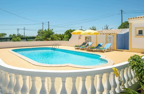 Caramujeira Villa | 3 bed villa 15 minute drive from the beach