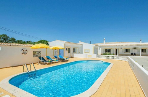 Caramujeira Villa | 3 bed villa 15 minute drive from the beach