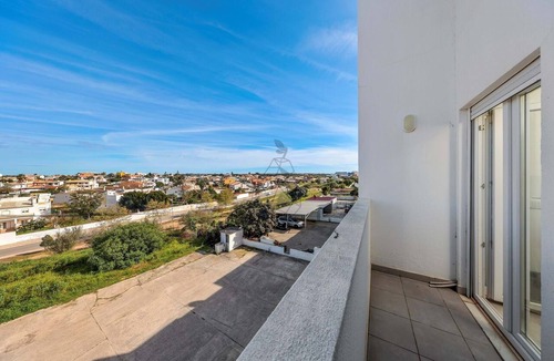 Parchal Apartment | 3-bedroom apartment in peaceful Parchal with AC
