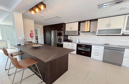 Albardeira House | 4 bedroom Family Villa w/Private Pool + AC + Wi-Fi + Pool heating available