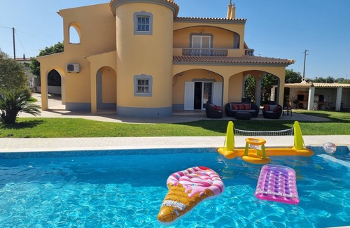 Olhao House | 4 bedroom villa with private pool, 5 min from the beach, Wifi included