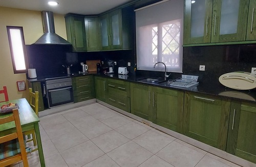 Gale Villa | 5 min walk to the beach!Luxury Villa with see view games room, AC & heated pool.